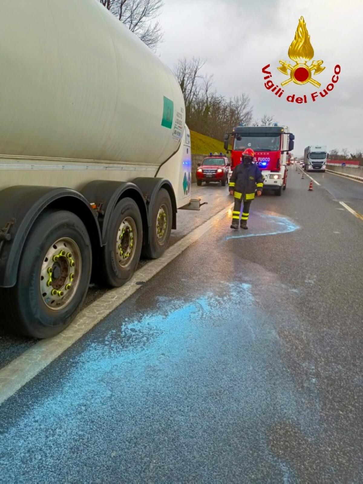 Principio di incendio autocisterna che trasportava azoto liquido - 