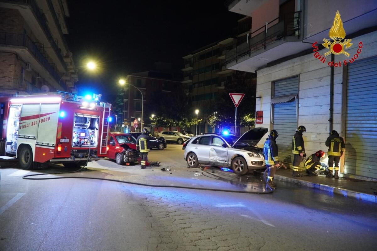 Scontro tra auto, tranciata condotta del gas: due feriti - 