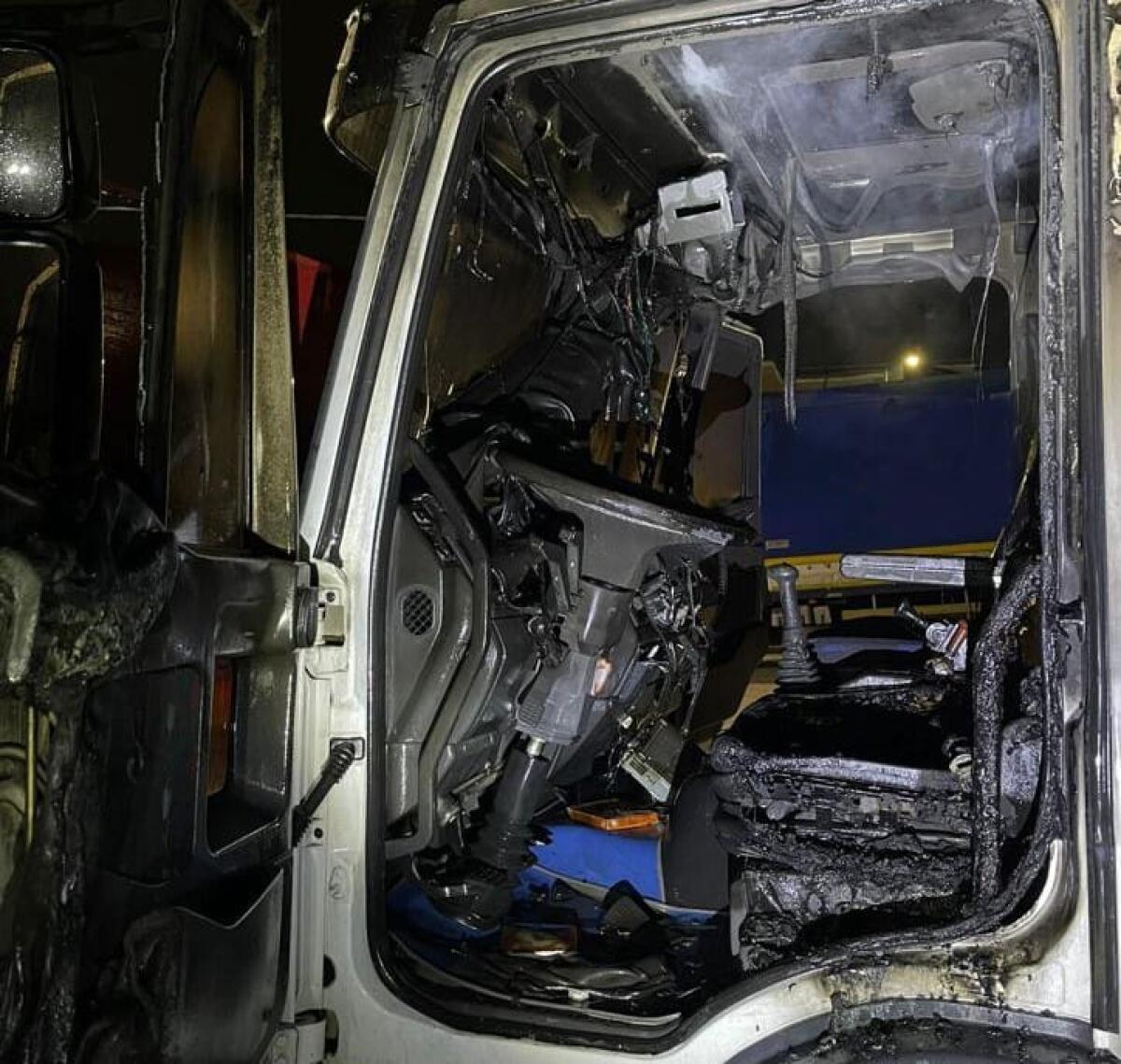 Date alle fiamme le cabine di due autocarri, indagano i Carabinieri - 