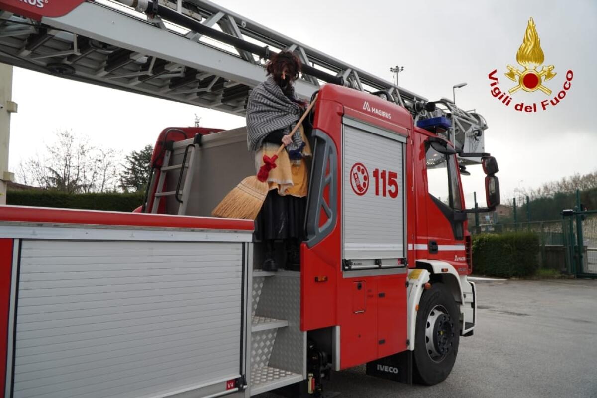 Vigili del Fuoco portano regali e dolciumi ai bambini del Reparto Pediatria del Moscati - 
