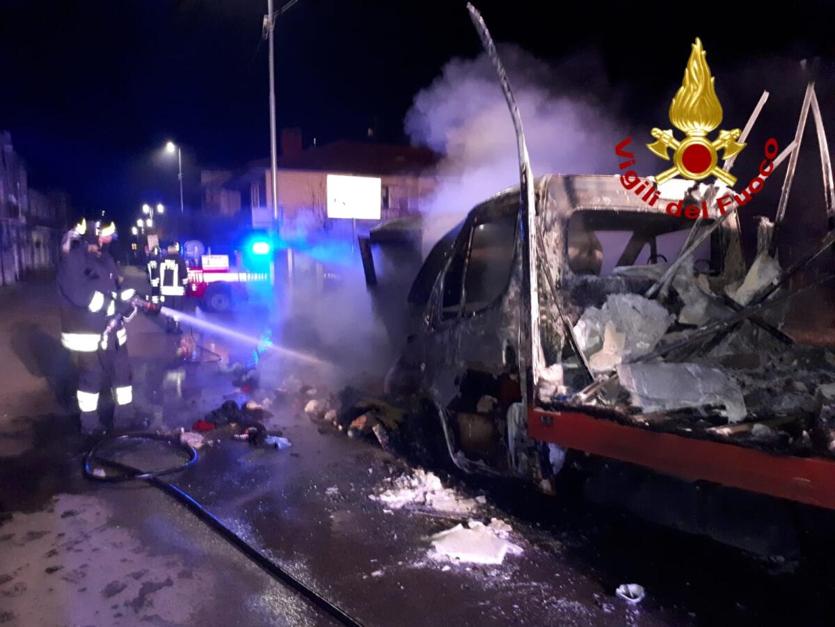Forino. Autocarro in fiamme, indagano i carabinieri - 