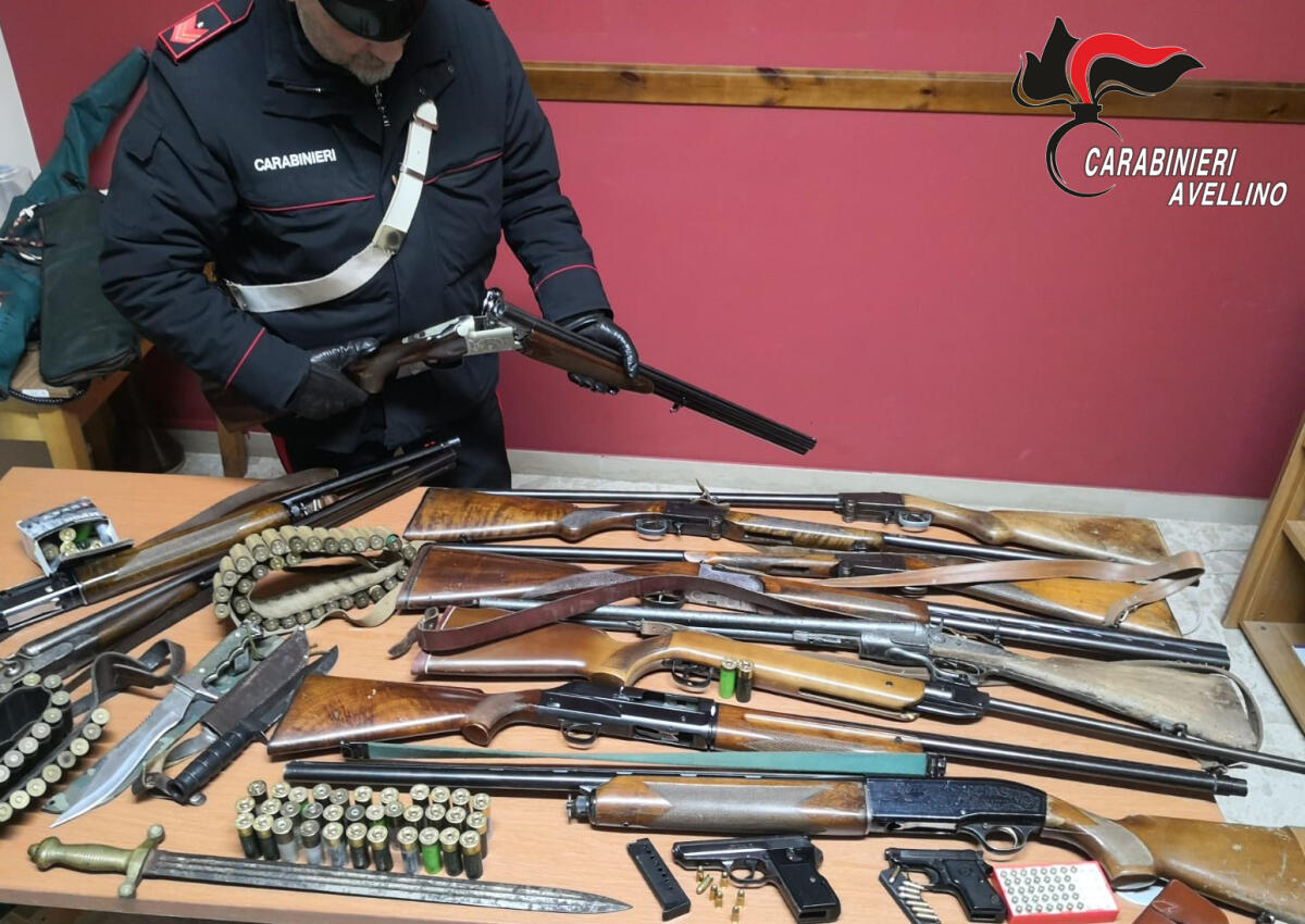 Denunciate due persone per possesso ingiustificato di due pistole, dieci fucili, una carabina ad aria compressa - 