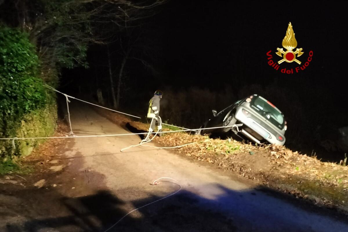 Vigili del fuoco recuperano due auto finite fuori strada, paura per i conducenti - 