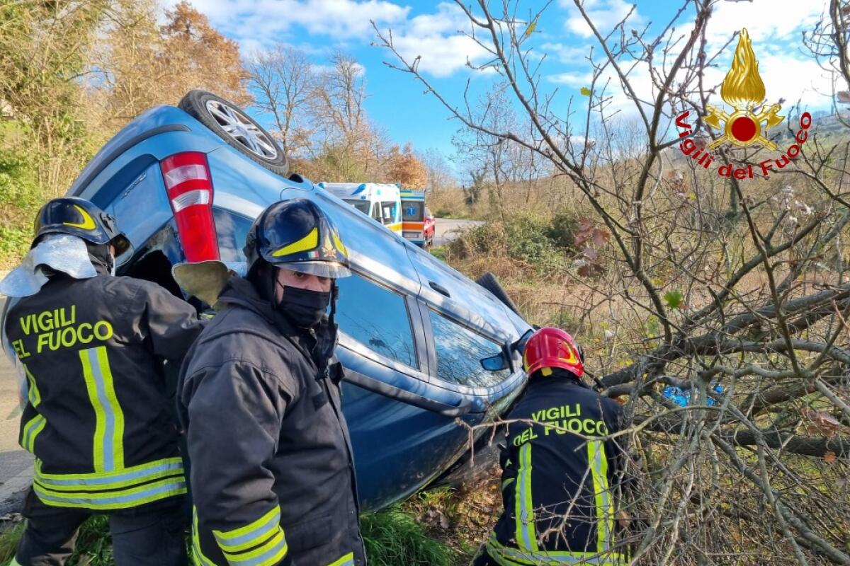 Vigili del fuoco soccorrono automobilista ferita, un’auto piomba sul loro camion: due pompieri feriti - 