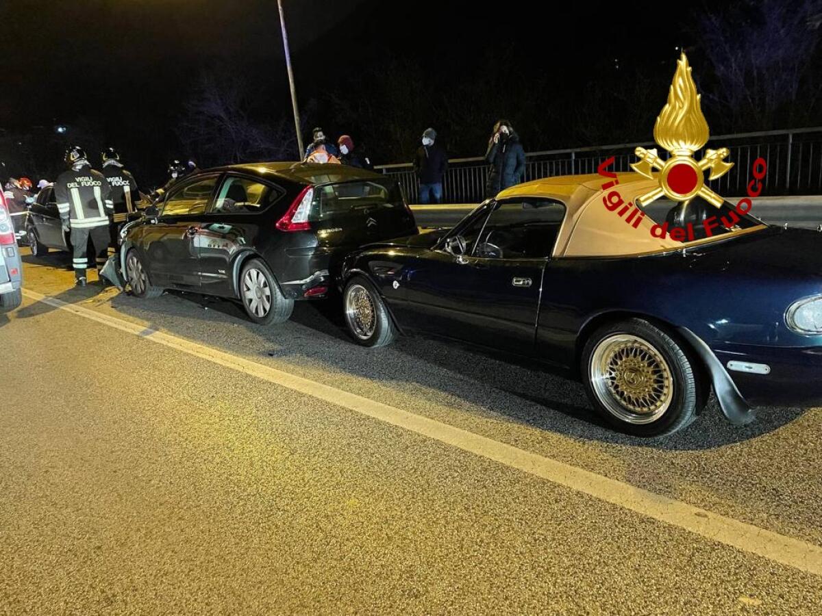Scontro tra tre auto, un ferito - 