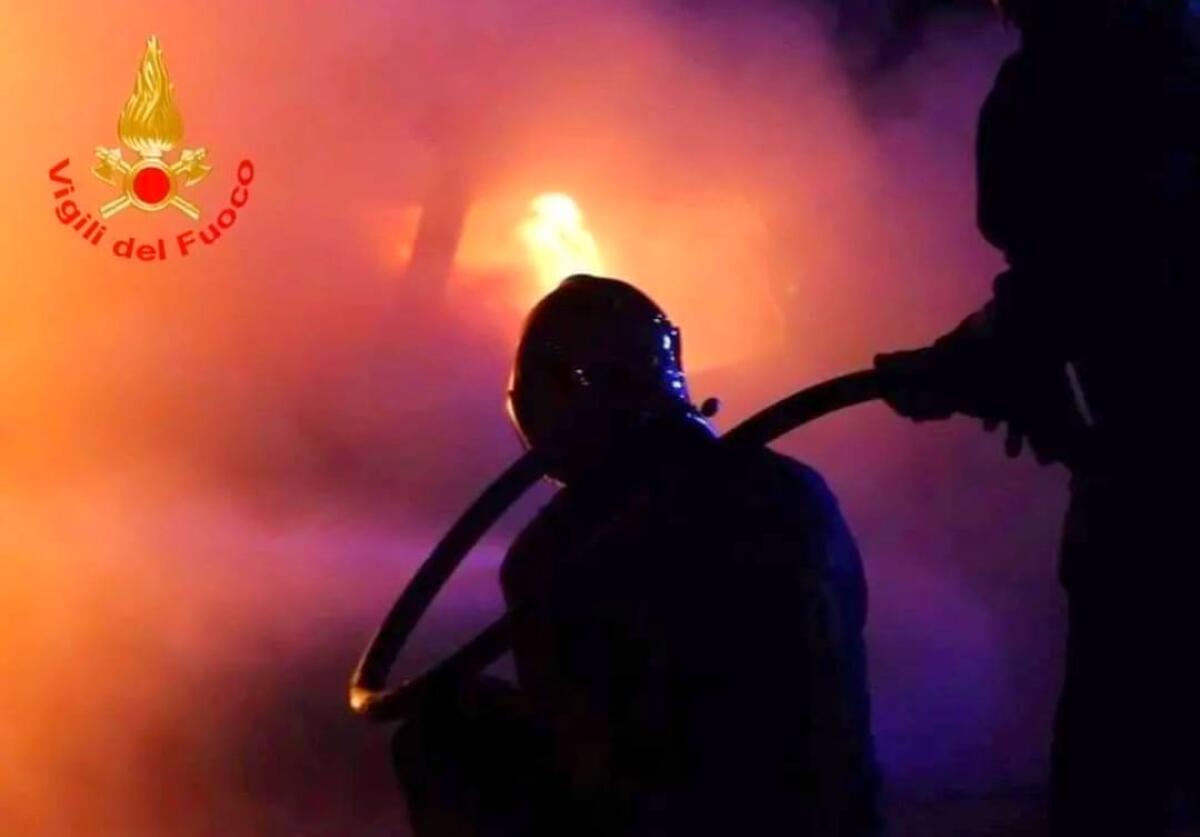 Pago del Vallo di Lauro. In fiamme auto in sosta - 