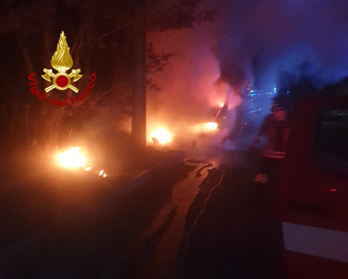 Montella. In fiamme un furgone - 