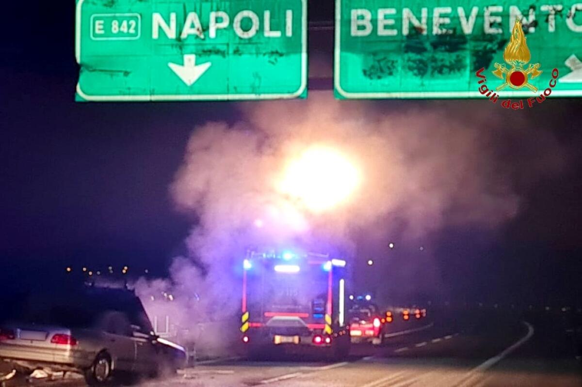 In fiamme autovettura in transito su A16 - 