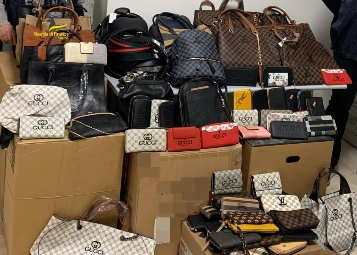 Sequestrati in un negozio oltre 10.000 articoli non a norma. - 