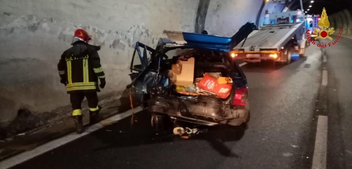 Scontro tra auto sotto la galleria Sant'Elena, feriti due coniugi - 