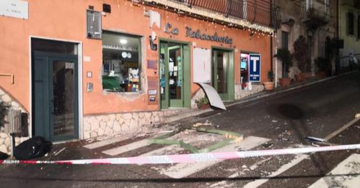 Bomba esplode davanti a una rivendita di tabacchi - 