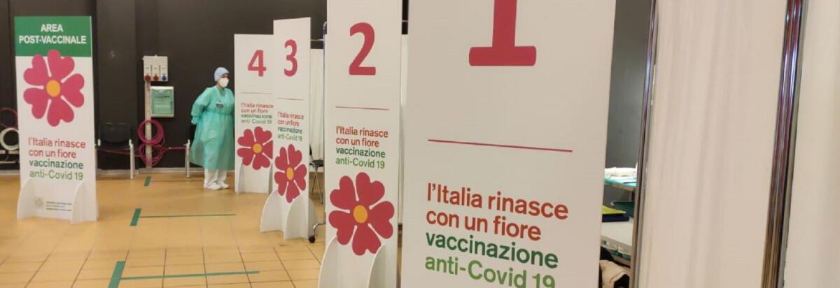 All'hub vaccinale al posto di no vax in cambio di una cena: arrestato - 