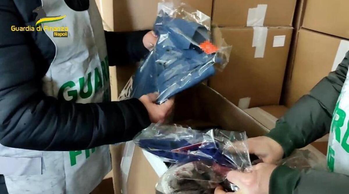 Ingrosso di abbigliamento e accessori riconfezionava e imbustava con nuova etichetta abiti usati - 