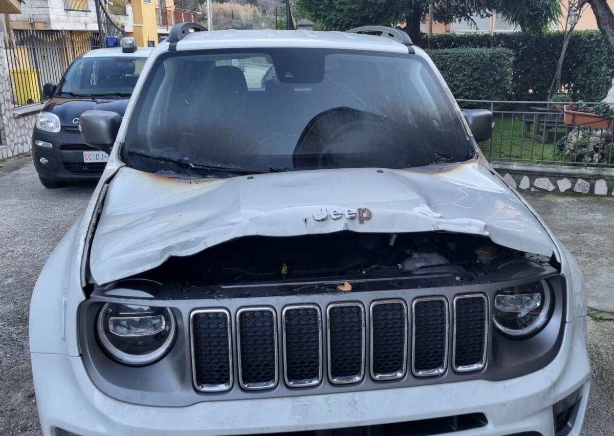Solofra. Incendio danneggia vano motore Jeep, indagano i Carabinieri - 