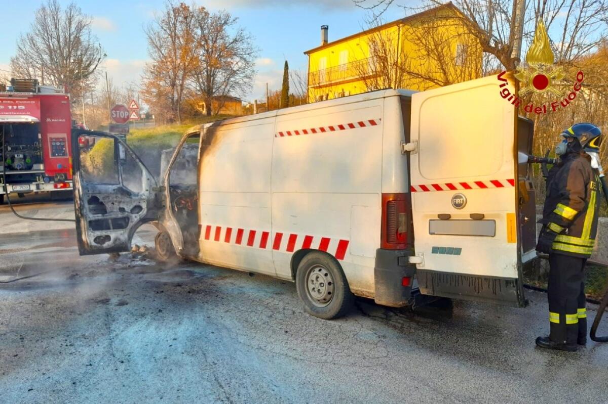 Furgone guidato da un ragazzo di Montesarchio prende fuoco a Luogosano - 