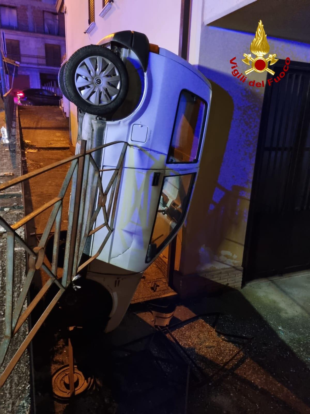 Sbanda con l'auto e finisce in un terrapieno adiacente abitazione - 