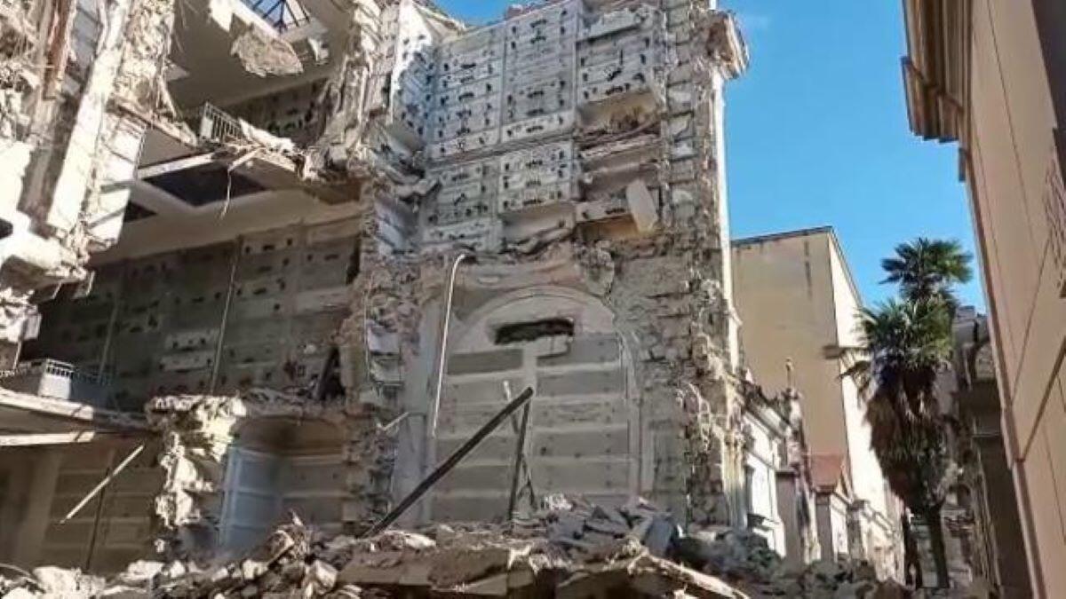 Vergogna e Rabbia per i 200 Cadaveri ancora fuori dalle Bare al Cimitero di Poggioreale - 
