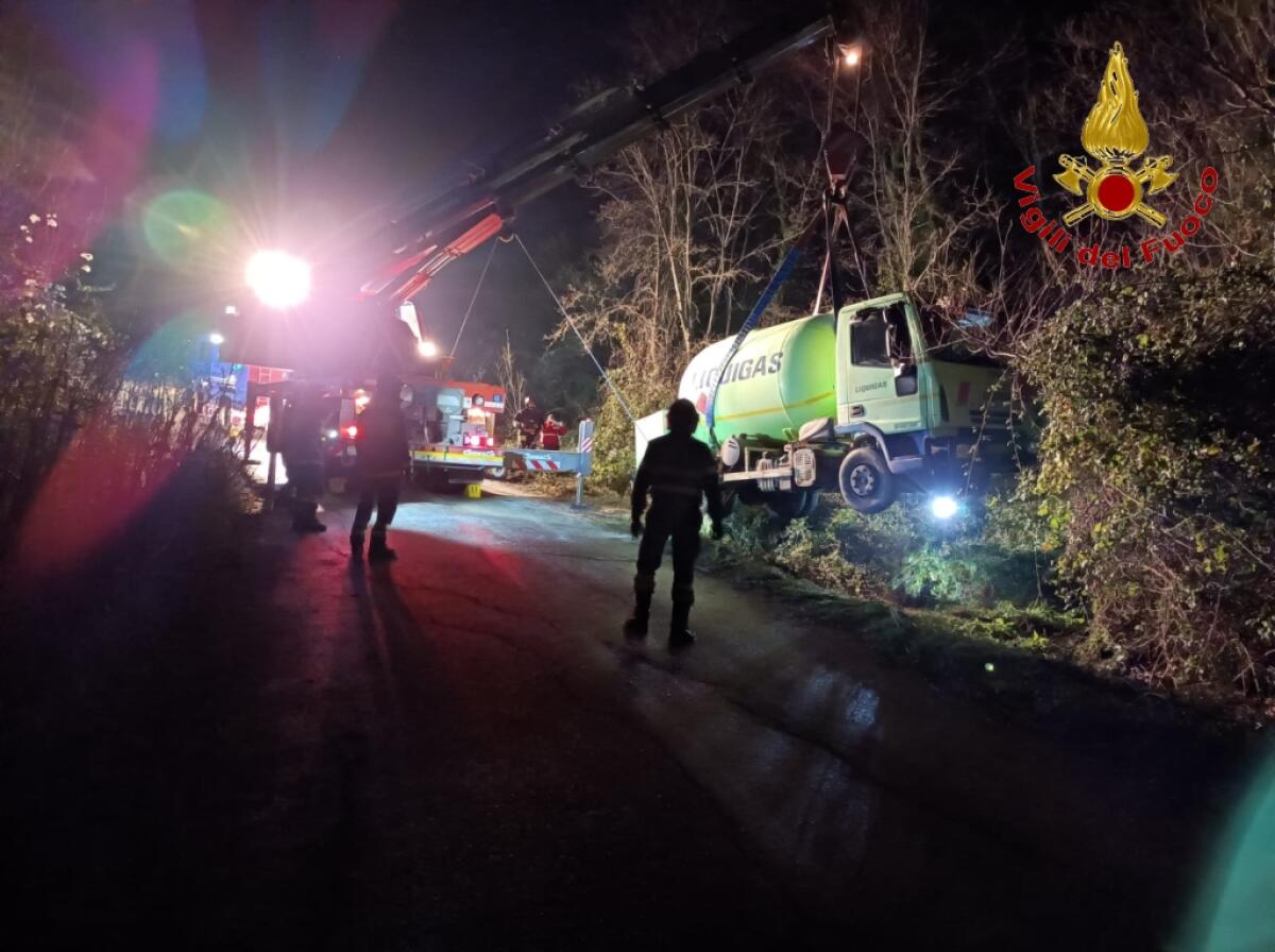 Cisterna per trasporto gas finisce fuori strada - 