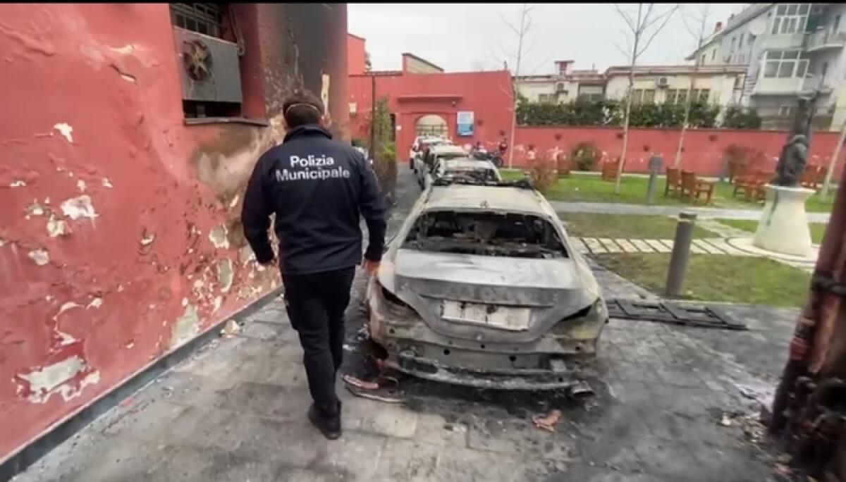 Rogo doloso in autoparco vigili urbani - 
