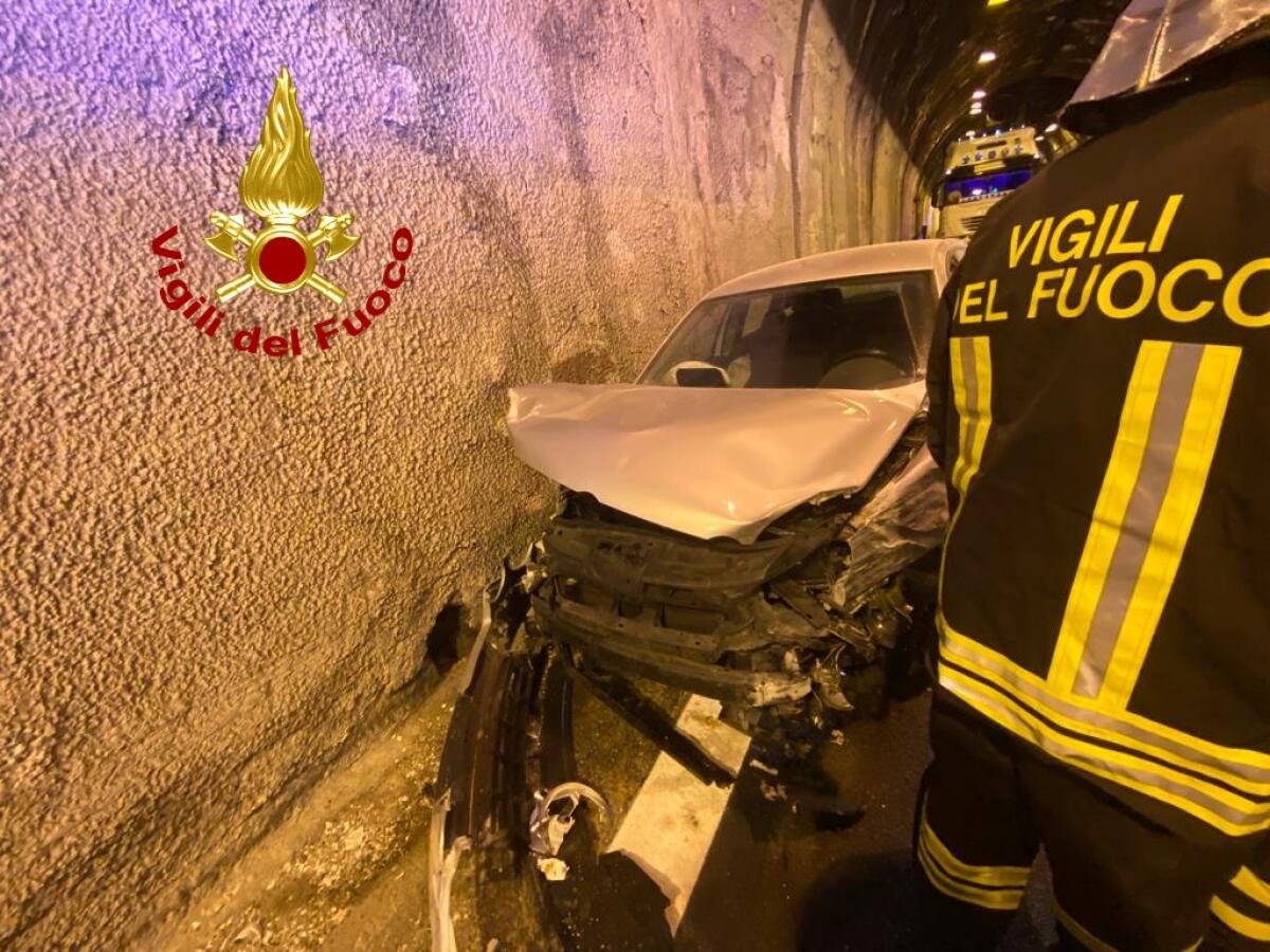 Sbanda con auto sotto Galleria Pergola, ferito un 28 enne - 
