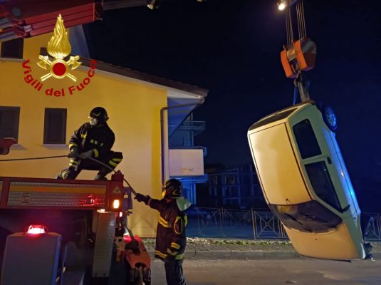 Sbanda con l'auto e finisce in un terrapieno adiacente abitazione
