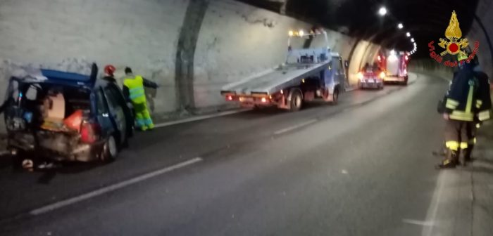 Scontro tra auto sotto la galleria Sant'Elena, feriti due coniugi