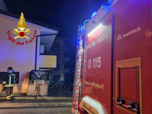 Sbanda con l'auto e finisce in un terrapieno adiacente abitazione