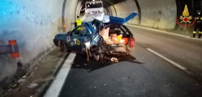 Scontro tra auto sotto la galleria Sant'Elena, feriti due coniugi