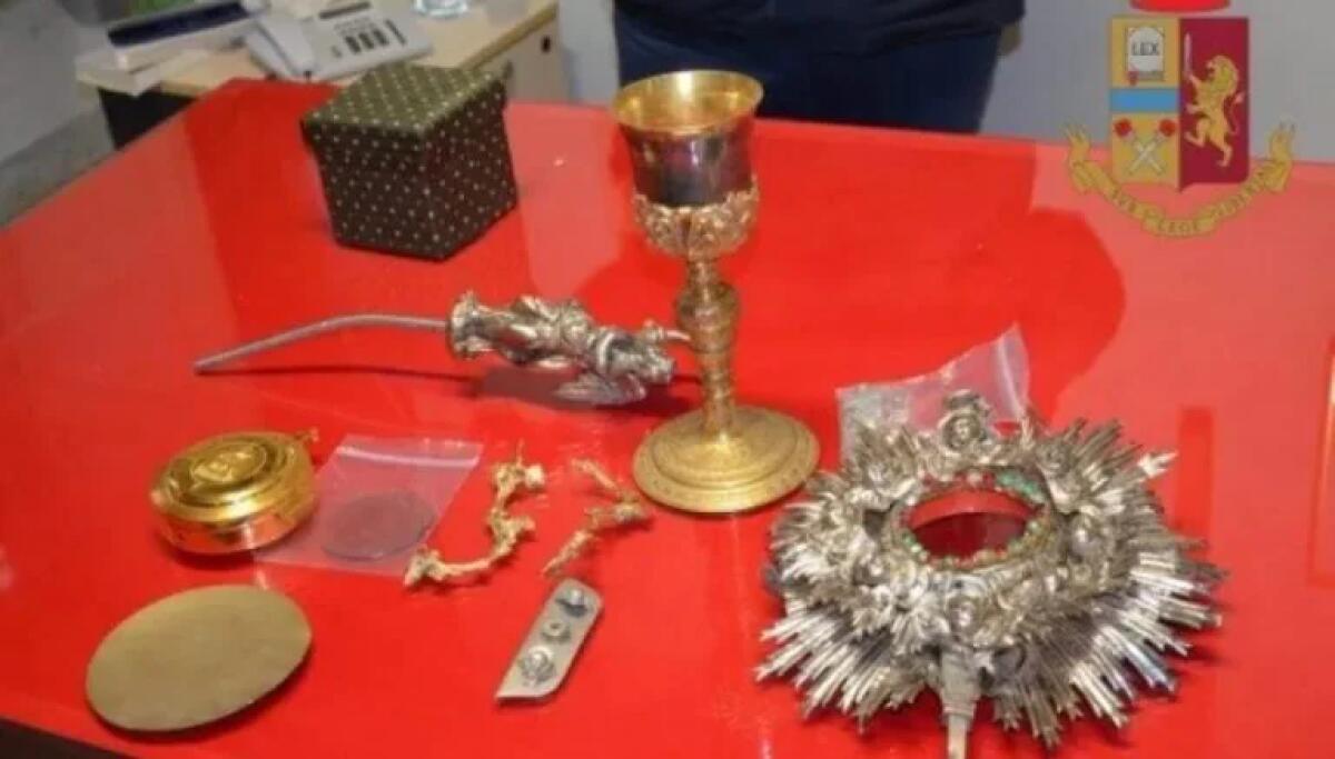 Recuperati calice d'argento e ostensorio risalente al XVIII secolo, rubati dal Santuario del Carmine, in manette un 24enne - 
