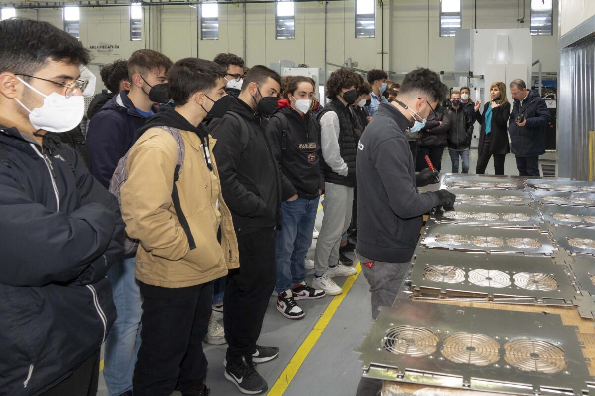 Meccanica di Precisione. La Cosmind prepara i giovani del Lucarelli all’utilizzo delle nuove strumentazioni meccaniche. - 
