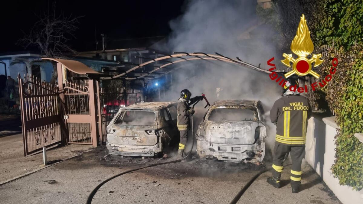 Due auto distrutte in un incendio, erano in un'area privata - 