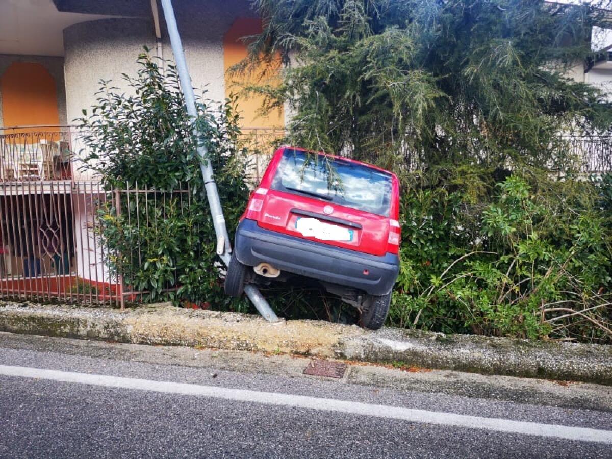 Panda finisce fuori strada, nessuna conseguenza per uomo alla guida - 