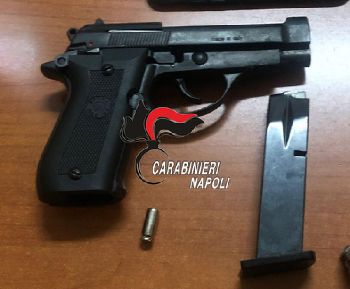 A 13 anni va in giro con una pistola a salve agganciata alla cintura dei pantaloni - 