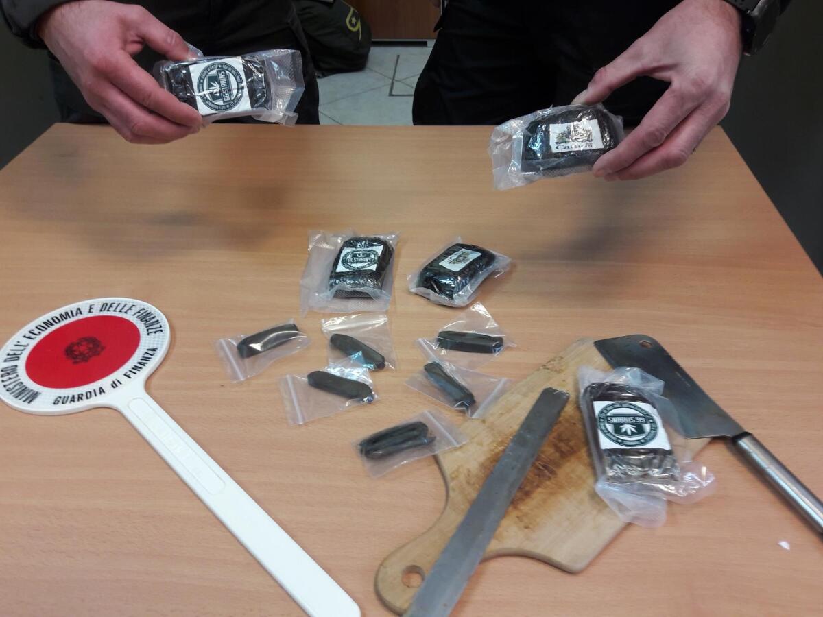 Arrestato parrucchiere con 560 grammi di hashish - 