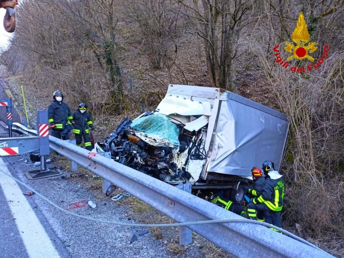 Tre feriti in un incidente stradale, coinvolti un autotreno, un autocarro e un'autovettura - 