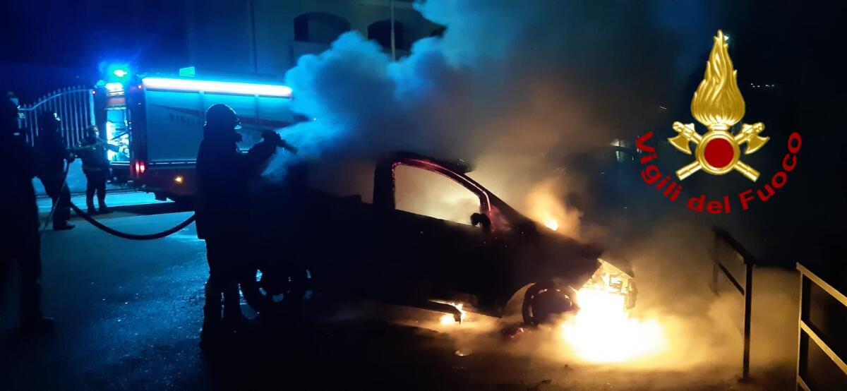 Data alle fiamme autovettura, danneggiate anche altre due auto - 