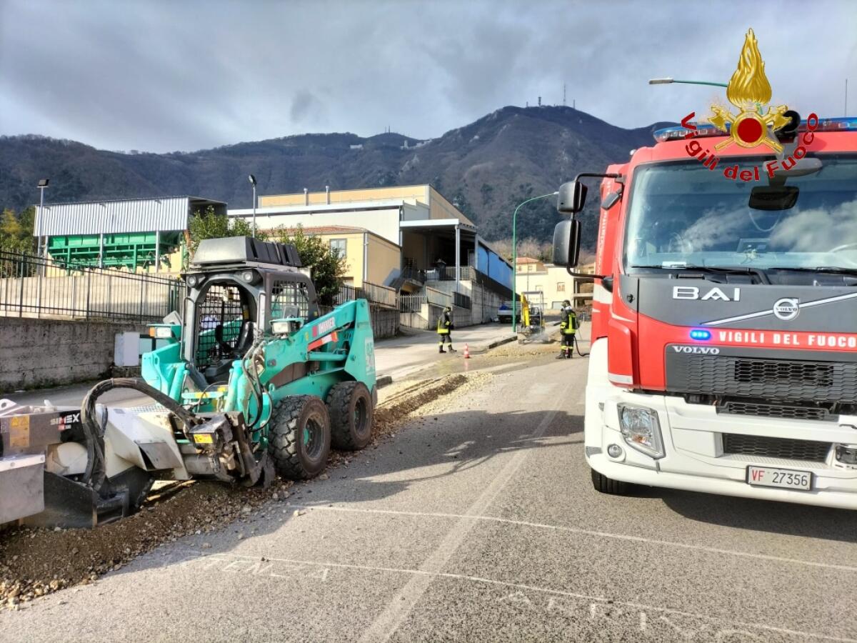 Fuga di gas da una condotta sotto terra, intervengono i Vigili del fuoco - 