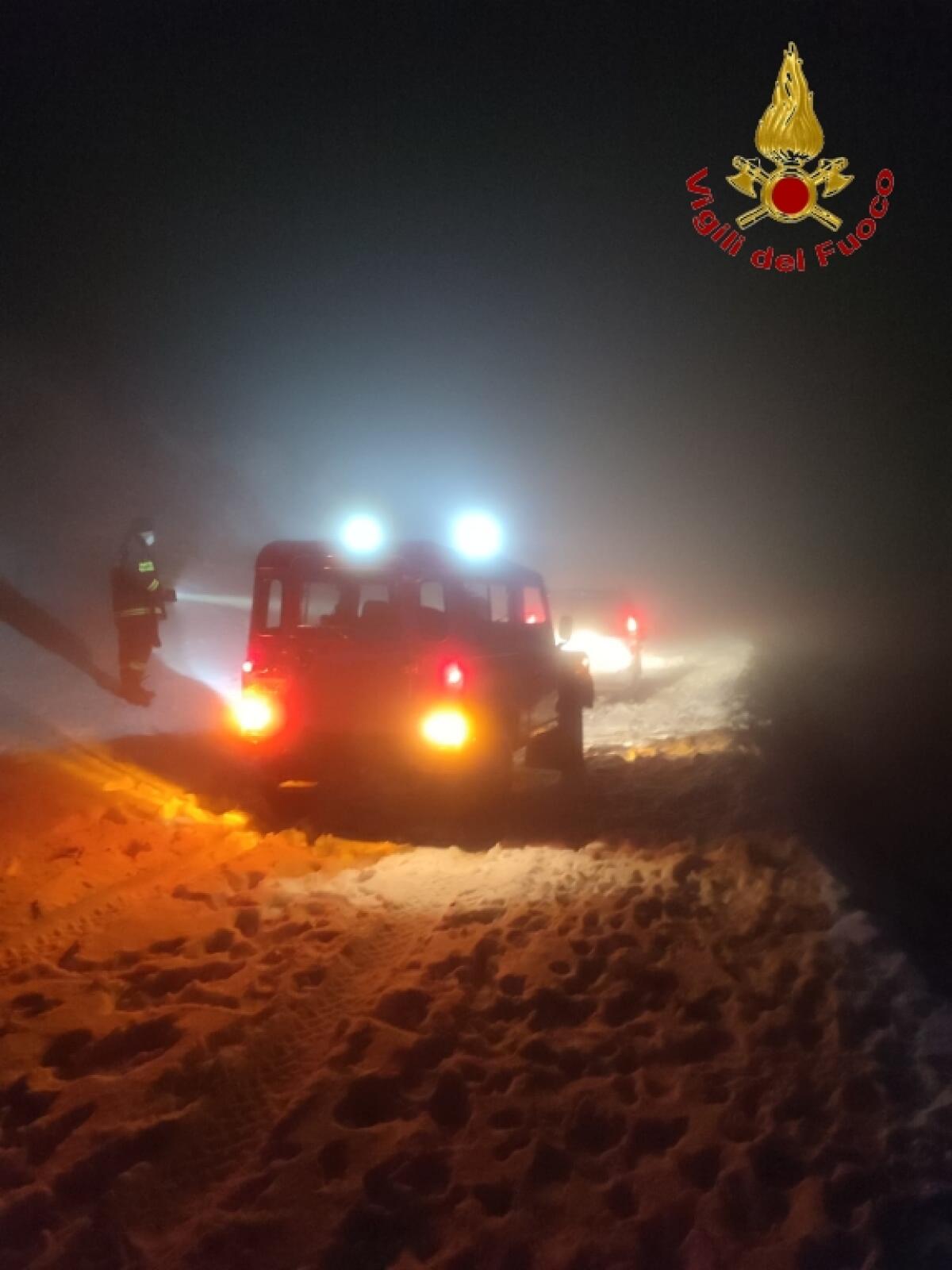 I Vigili del Fuoco di Avellino portano in salvo due cercatori di tartufi rimasti bloccati dalla neve. - 