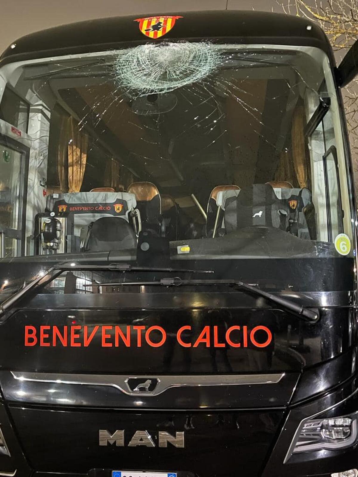 Pietra contro il pullman del Benevento calcio, nessun ferito - 