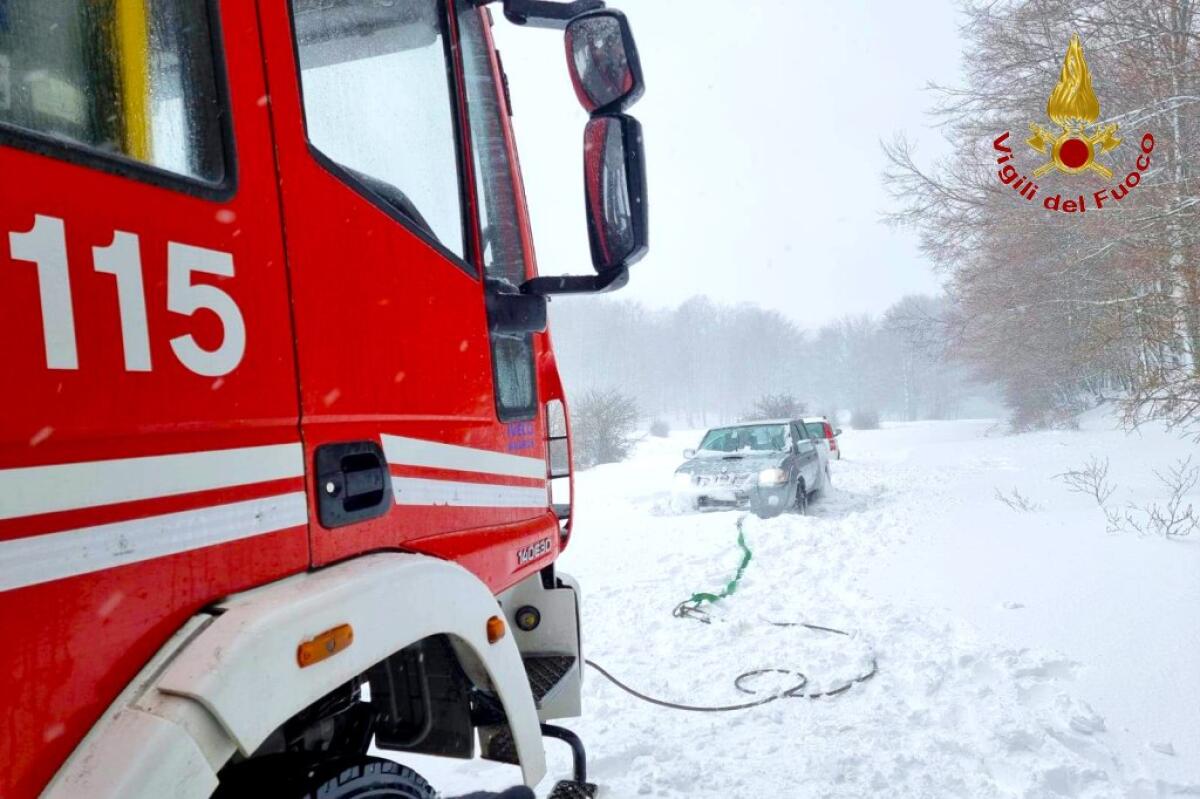 Vigili del fuoco di Avellino, decine di interventi per il forte vento e la neve - 
