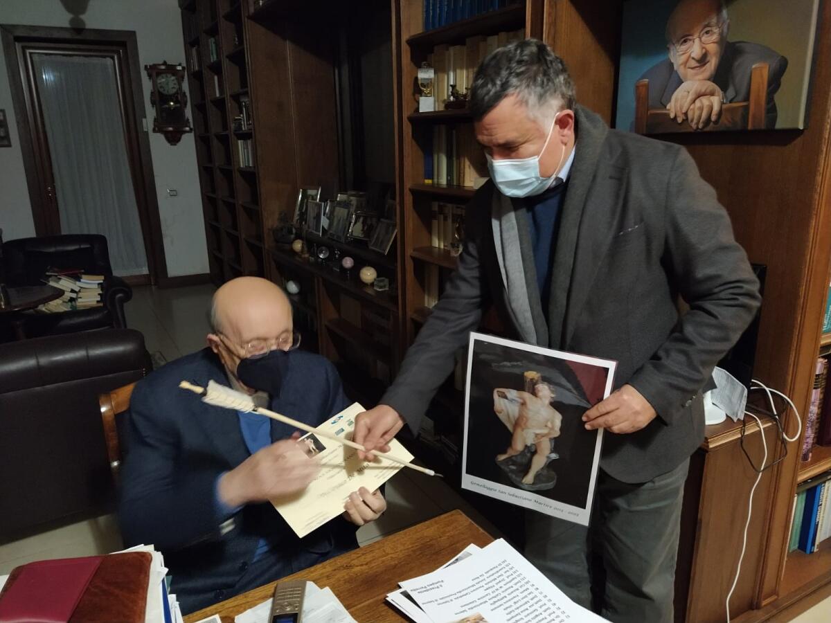 Associazione "San Sebastiano Martire", assegnazione della pergamena di socio onorario a Ciriaco De Mita. - 