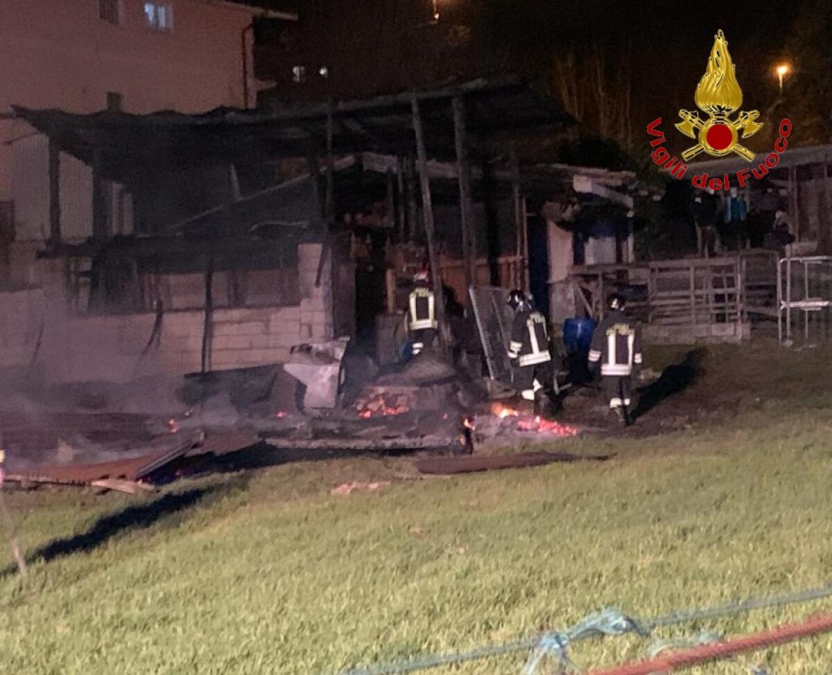 Incendio di una baracca intervengono Vigili del fuoco - 