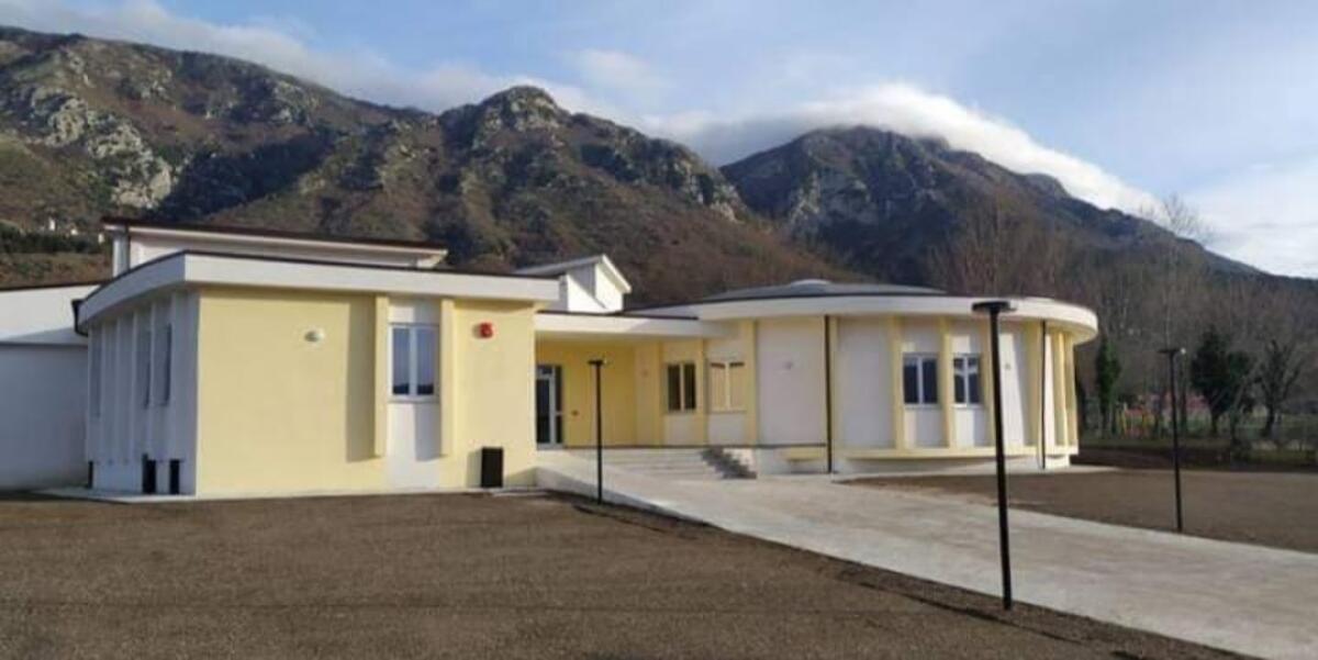 Bucciano. Ragazzi delle medie fanno attività fisica all'ingresso del plesso o all'aria aperta in quanto manca la palestra - 