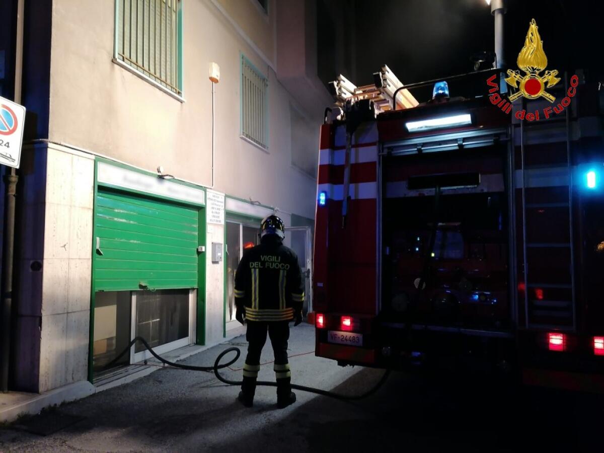 In fiamme esercizio commerciale, ingenti i danni - 