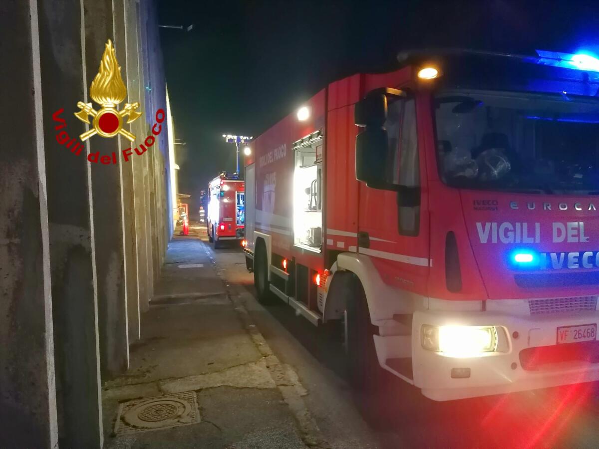 Incendio in un capannone adibito a deposito - 