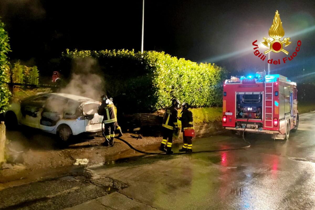 Auto in fiamme a Torelli di Mercogliano - 