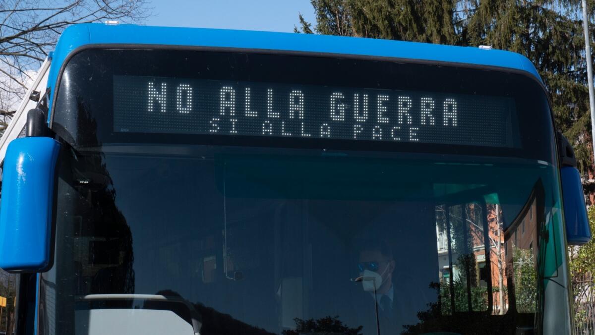 Stop alla guerra in Ucraina, messaggi di pace sui bus di Air Campania - 