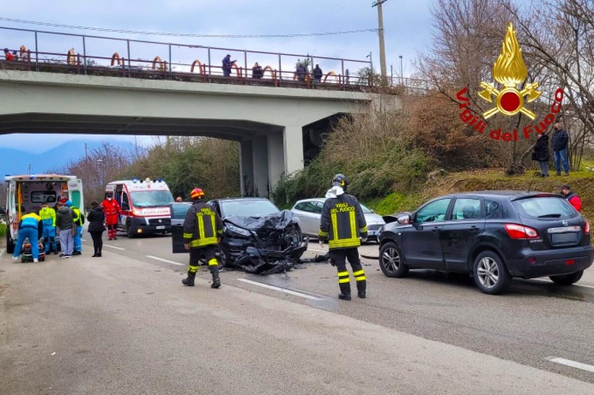 Scontro frontale tra auto, feriti un 39 enne e una 41 enne - 