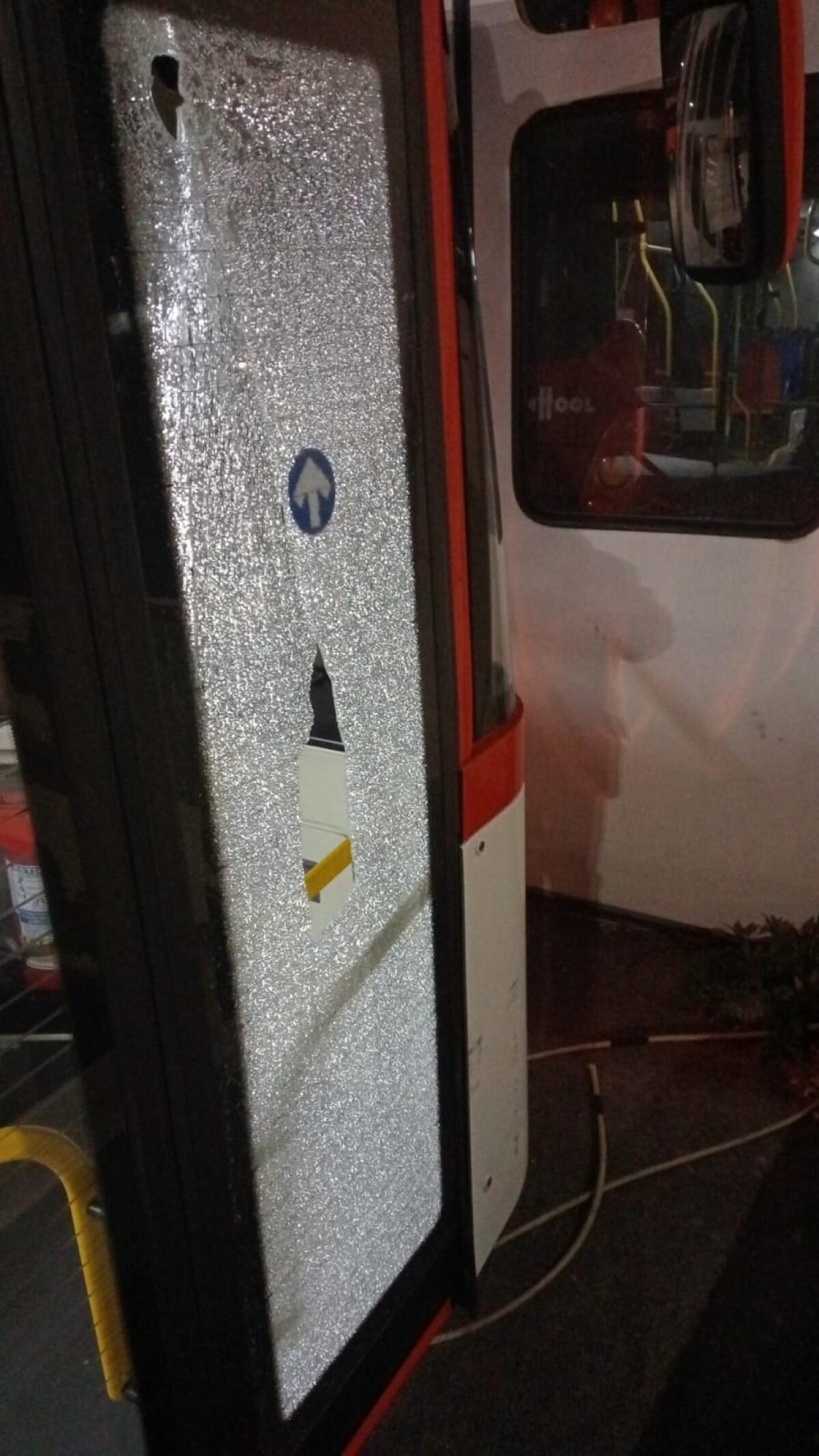 Sassi contro un pullman dell’Air. In frantumi il vetro della porta anteriore. - 