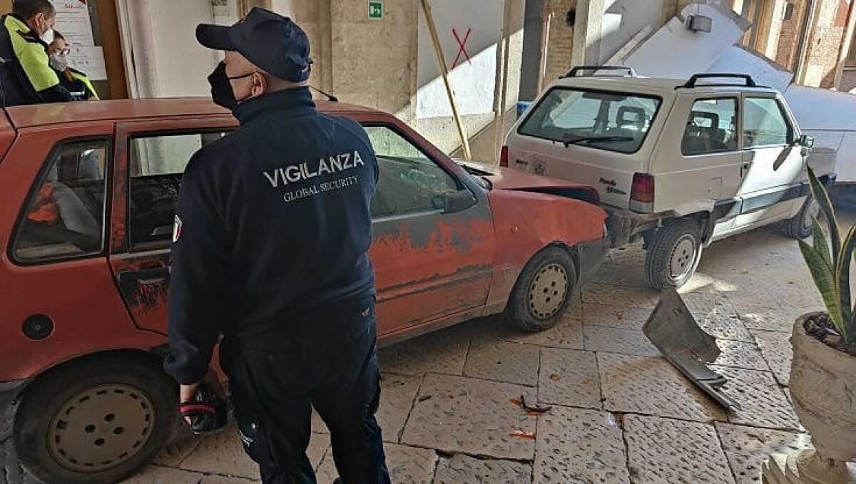 Senza Green pass non può entrare in Comune, sale in auto e sfonda il portone - 